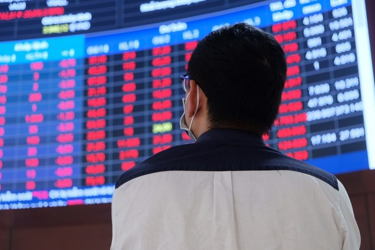 1,5 tỉ USD 'sang tay' trong phiên chứng khoán lao dốc - Ảnh 1. Chứng khoán vừa có phiên giao dịch với thanh khoản lớn, chỉ số cổ phiếu toàn bộ nhóm ngành đều sụt giảm - Ảnh: BÔNG MAI