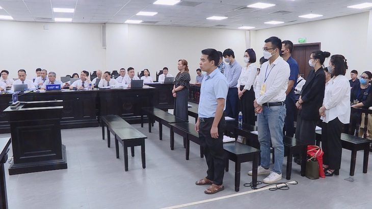 Bắt giữ cựu chủ tịch Vimedimex lúc nửa đêm: Có phạm luật không?- Ảnh 1. Các bị cáo tại tòa - Ảnh: GIANG LONG