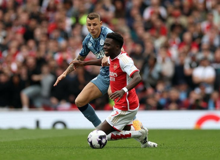 Arsenal khó lòng gượng dậy- Ảnh 1. Saka (phải) đang dần sa sút ở thời điểm quan trọng của mùa giải - Ảnh: REUTERS