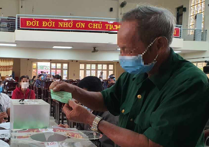 Bắt hai cán bộ làm kiểm đếm, bồi thường dự án sân bay Long Thành - Ảnh 1. Người dân nhường đất làm sân bay Long Thành bốc thăm tái định cư - Ảnh: H.M.