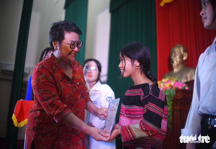 Bà Trần Gia Bảo - phó tổng biên tập báo Tuổi Trẻ trao học bổng cho học sinh vượt khó học giỏi ở Bình Định - Ảnh: LÂM THIÊN Bà Trần Gia Bảo - phó tổng biên tập báo Tuổi Trẻ - trao học bổng cho học sinh vượt khó học giỏi ở Bình Định - Ảnh: LÂM THIÊN