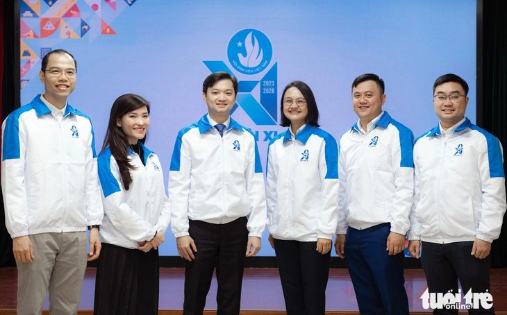 Anh Nguyễn Minh Triết (thứ ba từ trái sang) là chủ tịch Trung ương Hội Sinh viên Việt Nam khóa XI, nhiệm kỳ 2023 - 2028. Các phó chủ tịch gồm các anh chị: Hồ Hồng Nguyên, Nguyễn Bá Cát, Nguyễn Tiến Hưng, Trần Thu Hà, Lê Công Hùng - Ảnh: NAM TRẦN