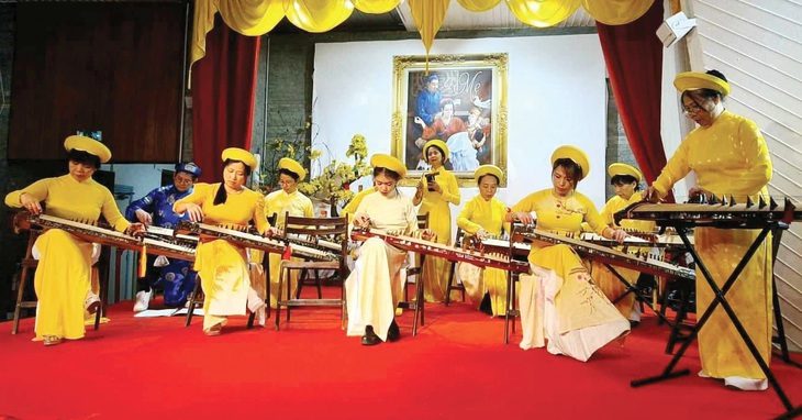 GS Phương Oanh (đứng bên phải) cùng dàn nhạc đàn tranh biểu diễn trong buổi ghi hình hai bài nhạc Giáng sinh cho chương trình đài Vatican News trên sân khấu của giáo xứ Việt Nam tại Paris, Pháp vào sáng 11-11-2023 - Ảnh: NVCC GS Phương Oanh (đứng bên phải) cùng dàn nhạc đàn tranh biểu diễn trong buổi ghi hình hai bài nhạc Giáng sinh cho chương trình đài Vatican News trên sân khấu của giáo xứ Việt Nam tại Paris, Pháp vào sáng 11-11-2023 - Ảnh: NVCC