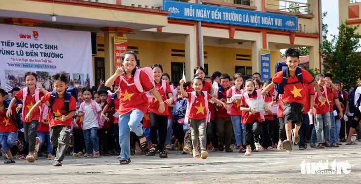 base64-17267524929831725443138 Ba lô mới, vở bút mới và nụ cười của học sinh vùng lũ Trấn Yên - Ảnh 1.