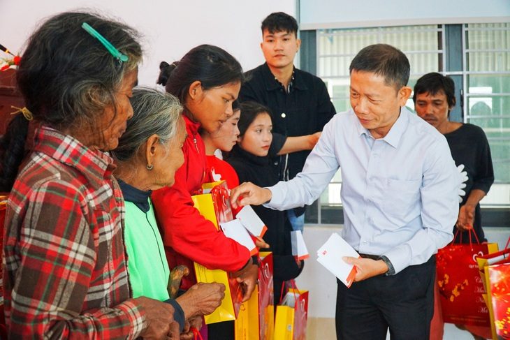 Nhà báo Huỳnh Hiếu - đại diện báo Tuổi Trẻ trao quà cho bà con ở xã Sơn Tân - Ảnh: TRẦN HOÀI Nhà báo Huỳnh Hiếu - đại diện báo Tuổi Trẻ - trao quà Tết cho bà con ở xã Sơn Tân (huyện Cam Lâm, tỉnh Khánh Hòa) - Ảnh: TRẦN HOÀI