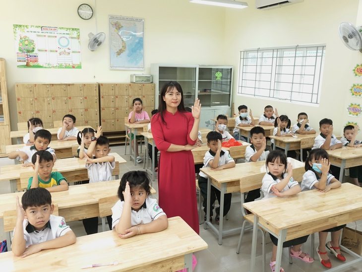 Bậc học nào, khu vực nào thiếu giáo viên nhất?- Ảnh 1. Cô trò Trường tiểu học Bàu Sen (Q.5, TP.HCM) - Ảnh: NHƯ HÙNG