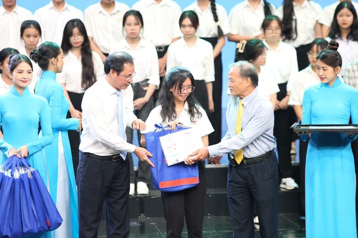 Ông Lê Duy Thanh (trái) - Giám đốc Công ty TNHH SX TM Giấy Xuân Phú và PGS.TS Nguyễn Thiện Tống - Chủ nhiệm CLB Tiếp sức đến trường Thừa Thiên Huế trao học bổng cho các tân sinh viên các tỉnh Quảng Trị, Nghệ An, Hà Nam đang học tập tại TP.HCM - Ảnh: PHƯƠNG QUYÊN Ông Nguyễn Thành Trung (trái) - Phó chủ tịch thường trực Ủy ban MTTQ VN TP.HCM và PGS.TS Nguyễn Thiện Tống - Chủ nhiệm CLB Tiếp sức đến trường Thừa Thiên Huế trao học bổng cho các tân sinh viên các tỉnh Quảng Trị, Nghệ An, Hà Nam đang học tập tại TP.HCM - Ảnh: PHƯƠNG QUYÊN
