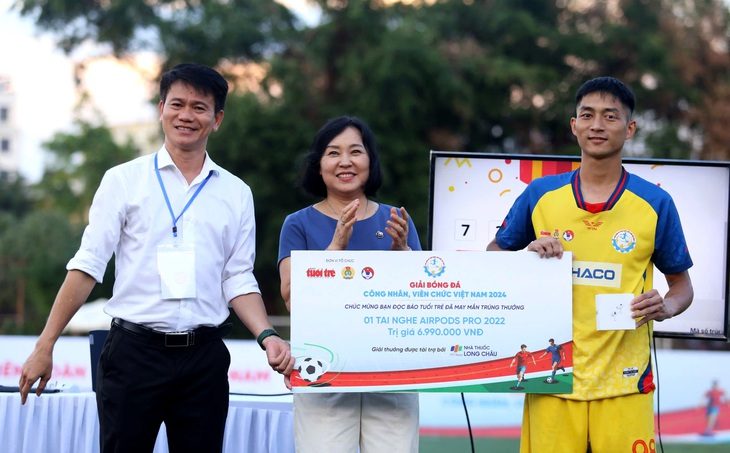 trao-giai-1729335554301531117054 Cầu thủ Bắc Giang bất ngờ nhận được giải thưởng lớn từ FPT Long Châu - Ảnh 1.