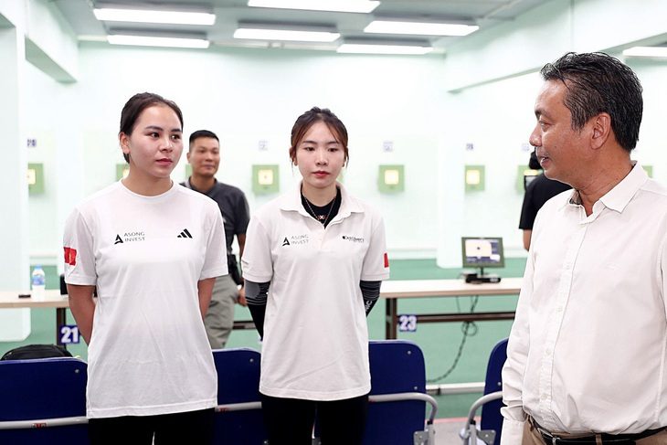 Trịnh Thu Vinh (trái) và Lê Thị Mộng Tuyền là hai vận động viên bắn súng Việt Nam tham dự Olympic 2024 - Ảnh: QUÝ LƯỢNG Trịnh Thu Vinh (trái) và Lê Thị Mộng Tuyền là hai vận động viên bắn súng Việt Nam tham dự Olympic 2024 - Ảnh: QUÝ LƯỢNG