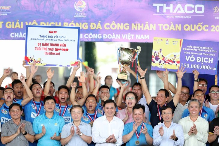 Báo Tuổi Trẻ tặng đội vô địch Giải bóng đá công nhân 1 năm dùng Tuổi Trẻ Sao - Ảnh 1. Đội Công đoàn Hải Phòng được nhận phần thưởng 1 năm thành viên Tuổi Trẻ Sao bên cạnh chiếc cúp vô địch Giải vô địch bóng đá công nhân toàn quốc 2023 - Ảnh: NGUYÊN KHÔI