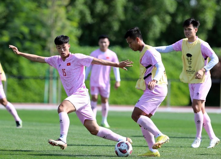 Bán kết SEA Games 32 nhắc nhớ không chủ quan trước Indonesia- Ảnh 1. Các tuyển thủ Việt Nam tích cực chuẩn bị cho trận gặp Indonesia - Ảnh: HOÀNG TUẤN