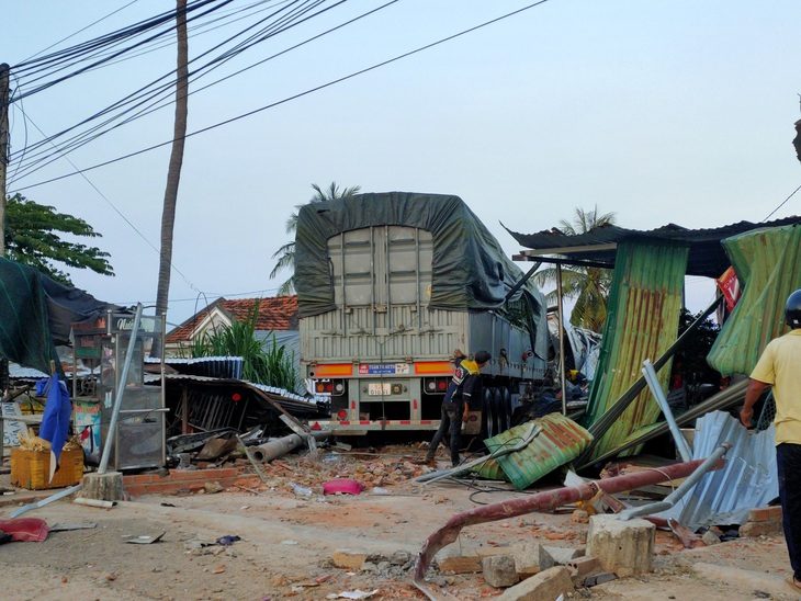 7 nạn nhân đã được đưa ra khỏi đống đổ nát sau vụ xe tải lao vô nhà dân - Ảnh 1. 7 nạn nhân đã được đưa ra khỏi đống đổ nát sau vụ xe tải lao vô nhà dân - Ảnh 1.