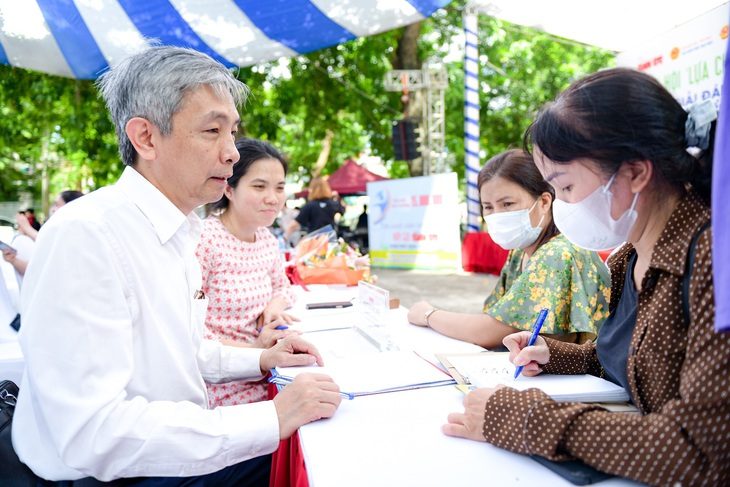 Tư vấn lựa chọn nguyện vọng xét tuyển tại ngày hội do báo Tuổi Trẻ và các đơn vị phối hợp tổ chức - Ảnh: NAM TRẦN