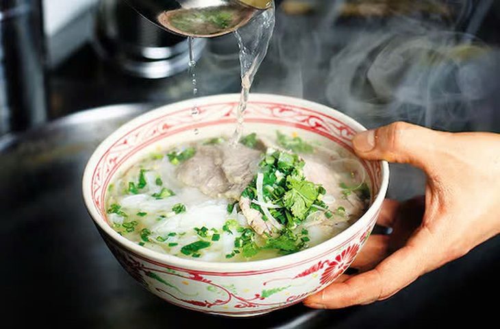 Nước dùng phở trong, thanh, sợi phở dai là sự kết hợp được yêu thích không chỉ ở Việt Nam mà trên toàn thế giới - Ảnh: Chosun Ilbo Báo Hàn gọi tên 4 quán phở phải ăn khi đến Hà Nội- Ảnh 1.