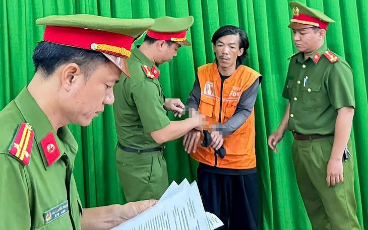 Bắt khẩn cấp 3 người trong vụ tài xế, tiếp viên xe buýt ẩu đả shipper ở quận 3 - Ảnh 1. Bắt khẩn cấp khẩn cấp 3 người trong vụ tài xế, tiếp viên xe buýt ẩu đả với shipper - Ảnh 1.